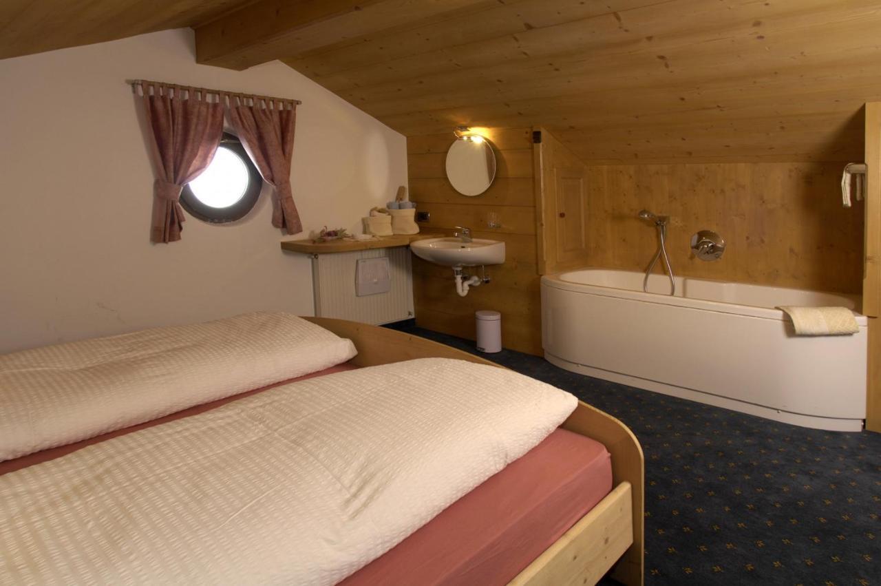 Agriturismo Apartments Tuene Ortisei Ngoại thất bức ảnh