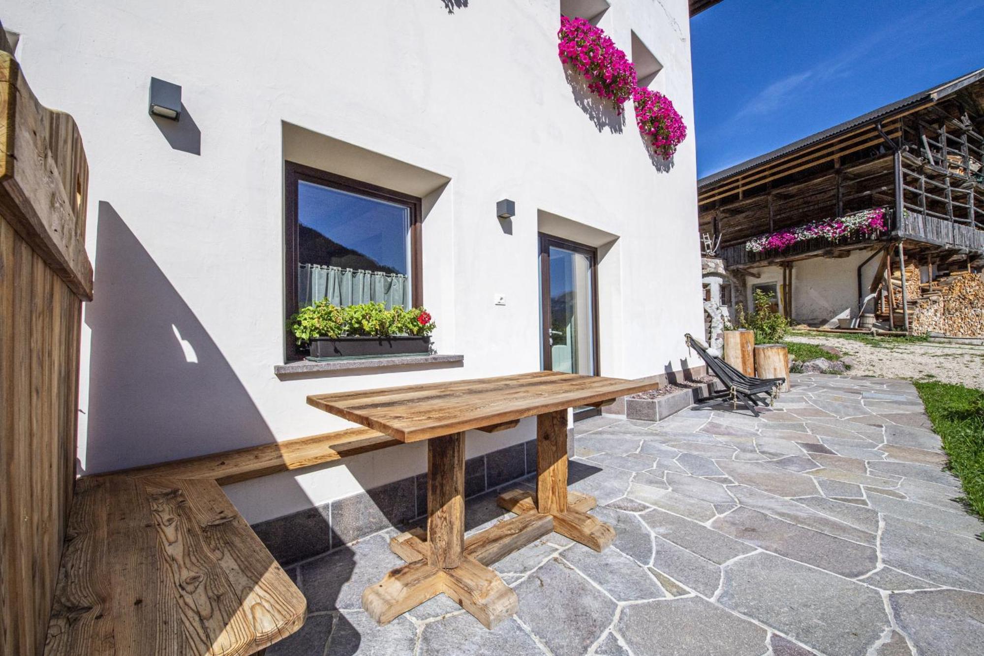 Agriturismo Apartments Tuene Ortisei Ngoại thất bức ảnh