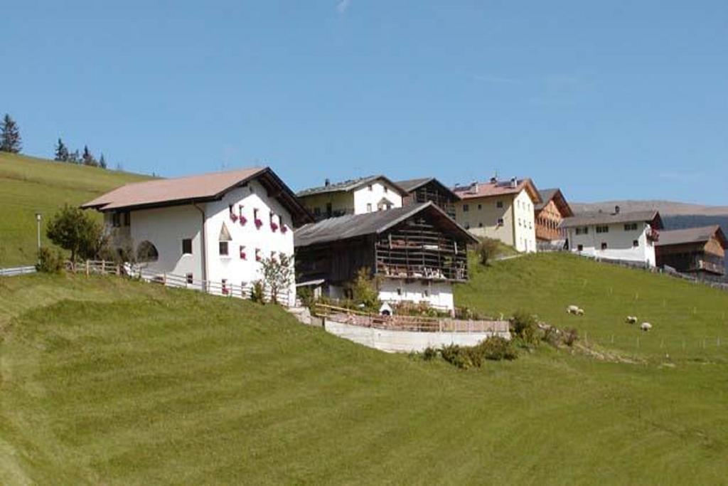 Agriturismo Apartments Tuene Ortisei Ngoại thất bức ảnh